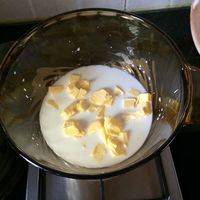 黄油切丁 与牛奶 细砂糖 盐放一起中火加热至微微沸腾
