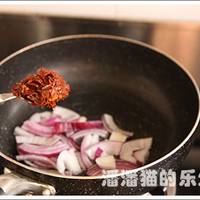 起锅，锅热后倒入油，煸炒洋葱丝，炒出香味后放入郫县豆瓣酱，炒酱的时候火要小，火大容易将辣酱炒糊。