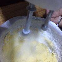 黄油加入糖粉，混合搅拌顺滑均匀。