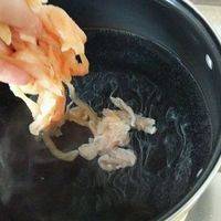 备锅汤水烧热，不等烧开时用手将腌制的鸡肉丝抖散落汤锅里