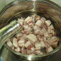 生肉切块凉水放锅加料酒焯去肉脏。