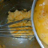 分2—3次加入蛋液，每次等黄油完全吸收后再加入！