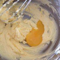 蛋黄打散加入到打发的黄油里快速度打发，直至蛋液与黄油完全融合。