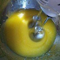把糖粉分三次加入融化好的黄油，用电动打蛋器搅拌，直到糖粉与黄油充分融合，最后是黄油打发到两倍左右，浅黄色。