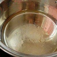 把玉米油，清水，盐，糖加入锅中煮沸