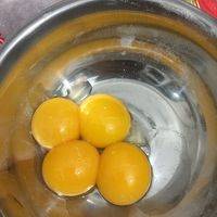 黄油先常温放置，蛋清蛋黄分离，分三次加入糖粉