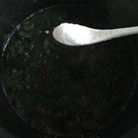 放盐和植物油（有猪油的更好，口味咸淡自斟），搅拌一下即可开始煮饭。
