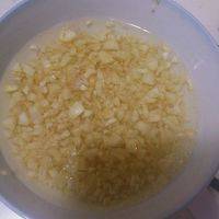 大蒜三头，切成蒜蓉后加水浸泡10分钟。