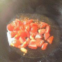 锅里加水放入番茄 熬制成番茄酱。