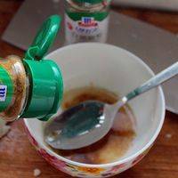 在碗里倒点色拉油，食用油都行。加盐，糖，孜然粉，也可以再加点胡椒粉，随个人口味。搅动均匀。