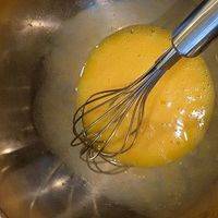 鸡蛋取，一个全蛋，两个蛋黄，搅拌均匀