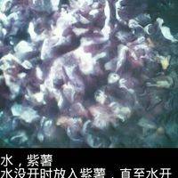 锅里加水，放入紫薯，水烧开后放入银耳和冰糖