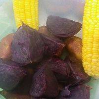 玉米、紫薯、红薯蒸熟备用。