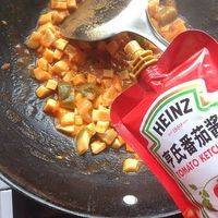 再加入乌江榨菜，加入适量的番茄汁拌匀即可出锅、
