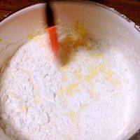 低粉和淀粉过筛，分三次加入酸奶蛋黄液。用橡胶铲搅拌至无颗粒。
