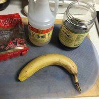 减肥香蕉醋，找个罐子洗净晾干，米醋加红糖（黑砂糖）搅拌，香蕉切片放入。