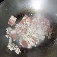 准备做酱料部分。锅内油烧热，下培根和瘦肉丁翻炒至肉丁颜色变白。