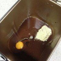 将巧克力水冷却后加至在面桶里，再在四周分别加入白糖，奶粉，细盐，鸡蛋
