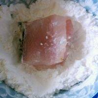 鱼排加盐，葱姜水，料酒腌制后，拍淀粉。