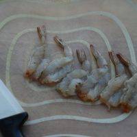 从大虾背部片开，轻轻拍扁。