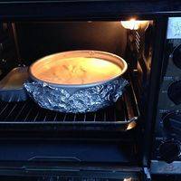 放进烤箱啦！用烤架放在第三层就好！（据说烤盘木有那么多层的话，就把蛋糕模直接放在有水的烤盘里，但是记得锡纸要包牢固，好像时间也要长一点?）继续180度，30分钟。