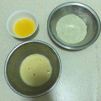 准备：鸡蛋液加糖搅拌糖融化 低粉抹茶泡打粉混合过筛两次 黄油融化