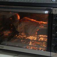 使用上下火+转叉功能，150度烤20分钟后取出涂一次腌料，再烤40分钟即可