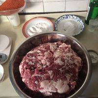 准备腌肉。