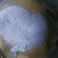 将低筋粉筛入蛋糊中，上下搅拌均匀。