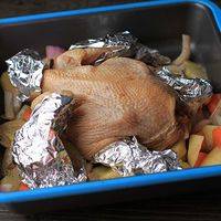 给鸡的脖子、脚和翅膀包上锡纸，以免烤焦。