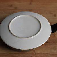 小火煎5~6分钟，翻面（用一个直径大于锅的盘子覆在锅上，反过来，吐司片就会到盘子里来，反面朝上，然后小心将吐司片滑入锅中，就是正面朝锅底了），小火再煎2~3分钟。
