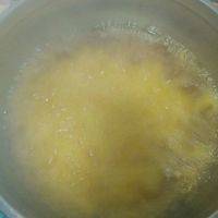 锅里放油，把土豆条下锅，注意油温一定要高，要不然就粘一块了（第一次的惨痛经历）