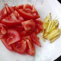 番茄洗净切块； 生姜切丝； 

