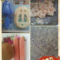 准备的食材：小企鹅饭团模具一套，海苔一整张，一个猕猴桃，两根烤肠，米饭里面怕孩子吃的没有滋味就把米饭里面放了火腿肠丁和沙拉酱拌的！