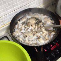 蘑菇下锅热水焯一下，攥干水分，鱿鱼也需要焯一下，于此同时可以将胡萝卜切片，尖椒切圈备用