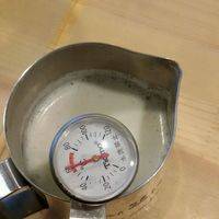 牛奶加热到80度，加入糖和香草粉，室温冷却到30度备用(温度很重要比)
