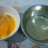 准备两个干净干燥的盆子，蛋黄蛋白分开装入两盆，蛋白中不能有蛋黄等杂质