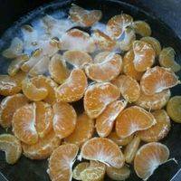 锅内加冰糖，糖化开放橘子瓣，煮2分钟。