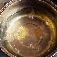 烧水，水不要太多，冰糖放入锅中，煮化。