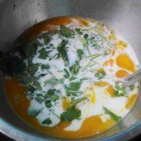鸡蛋打散在碗里，加入牛奶和切碎的香菜拌匀；