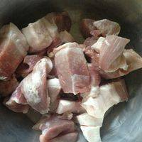 猪肉切成3厘米的肉块