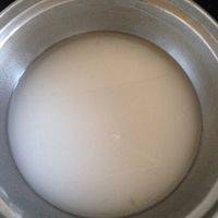 淀粉放入小碗，加少许凉水拌匀，再浇入少量开水拌成糊状。