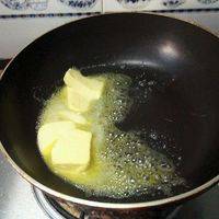 把黄油放进不粘锅融化，一定要不粘的锅哦。
