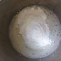 将蛋清打发到粗泡状态，加入糖粉