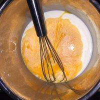 蛋黄蛋白分离，将3个蛋黄打散，然后倒入牛奶里，搅拌均匀！