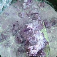 用一点底油炒一下紫薯芋泥 倒入牛奶和水 顺时针搅拌