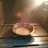 烤箱底部放热水。