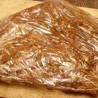 把按揉好的羊排用保鲜膜包起来，放入冰箱，4小时以上即可。