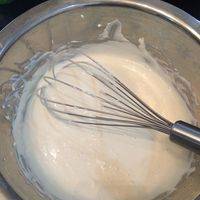 慕斯制作步骤1：淡奶油加糖打发到出现纹路就行，不要打发的时间太久，再加入酸奶，搅拌均匀。