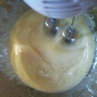 分三次加入全蛋液，打发方法同上，直到黄油呈蓬松状。